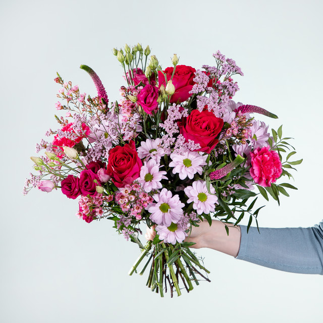 Blume2000 My Love Blumenstrauß in Pink, Rot und Lila mit floralem Design für Valentinstag und Winter - Bild 1