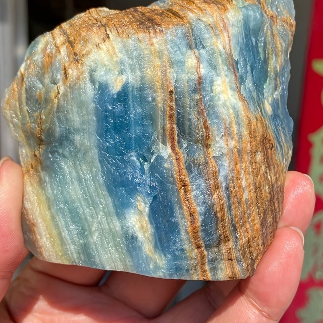 Natürlicher blauer Onyx-Kristallstein von CrystalHola mit blau-goldener Marmorierung und Streifenmuster - Bild 1