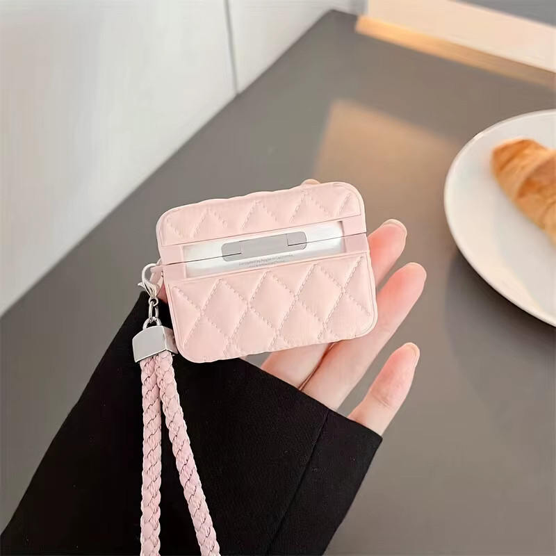Stilvolle Puffer Daunenjacken Hülle für Apple AirPods 3, 1, 2 und Pro 2 in Pink mit Handseil - Bild 2