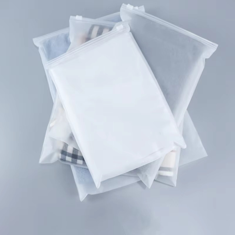 Tetp 50 Stück frostierte Reißverschlussbeutel aus Kunststoff in Transparent zur Verpackung und Aufbewahrung von Kleidung wie T-Shirts, Hosen oder Socken - Bild 2