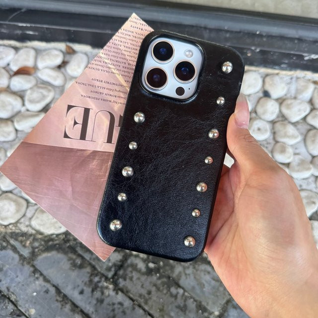 OLPAY Leder-Handyhülle mit Metallnieten und Perlen für iPhone 17, 16, 15, 14 Pro Max, 13 in Schwarz - Bild 1