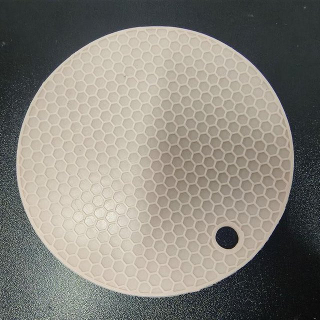 Hitzebeständige und rutschfeste Silikonmatte in Beige, runde Untersetzer- und Tischset-Matte für die Küche - Bild 1