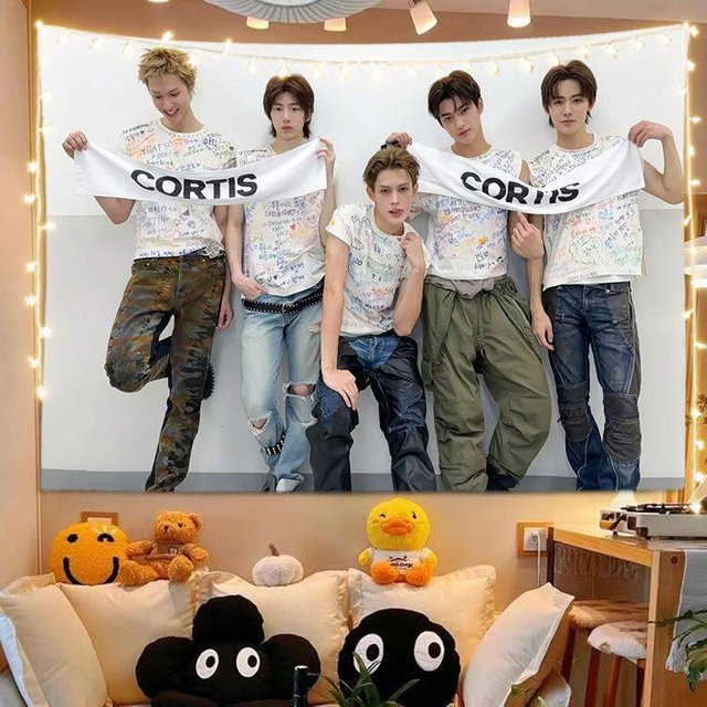 VIKAMA K-Pop Group CORTIS Wandteppich mit Idol-Fotodruck, Mehrfarbig, Rechteckig - Bild 1