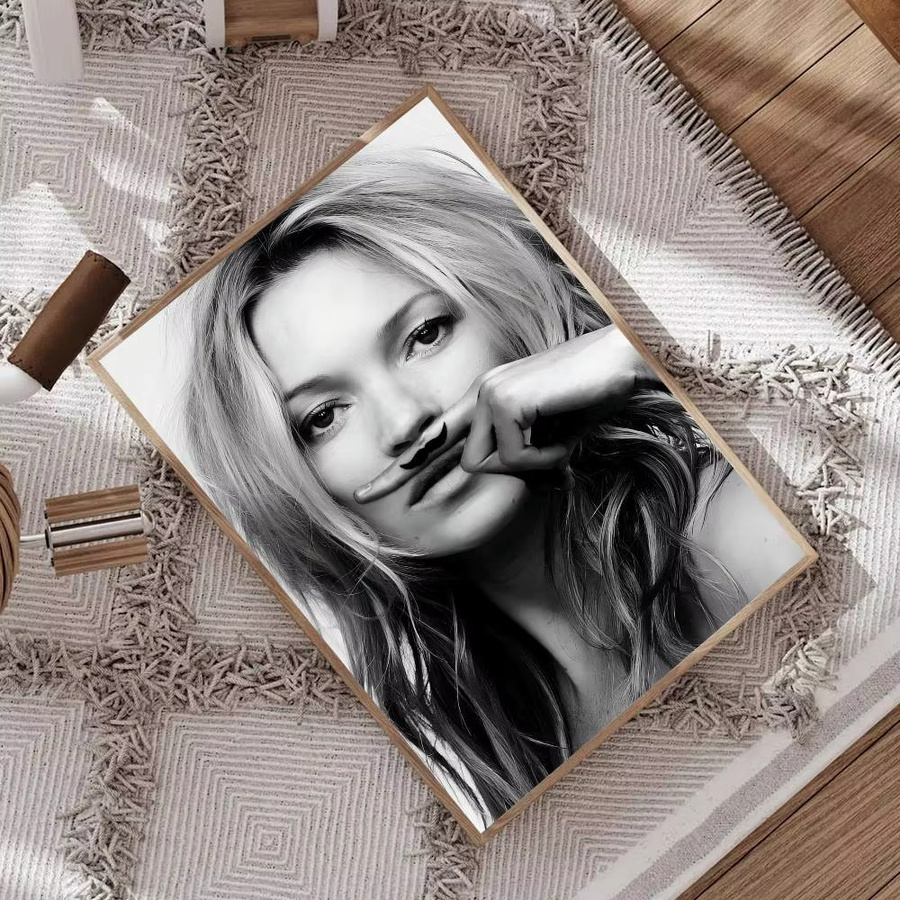 Vintage Poster Kate Moss Moderne Kunst Wanddekoration als Porträt-Fotografie auf weißem Kraftpapier - Bild 3
