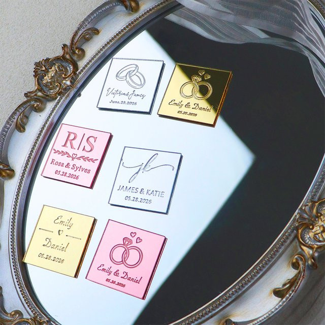 Personalisierte quadratische Namensschilder aus Spiegelacryl mit Gravur in Gold oder Silber für Hochzeiten und besondere Anlässe - Bild 1