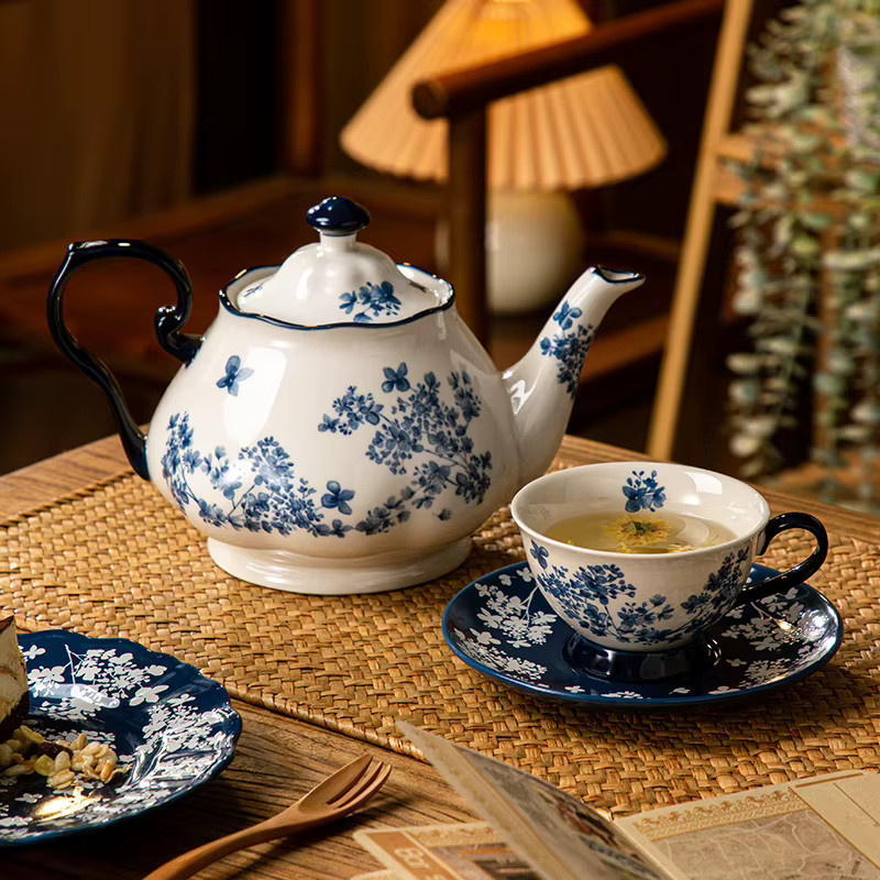 Kaffeetassen und Untertassen aus Keramik im chinesischen Stil mit blau-weißem Porzellan und floralem Muster - Bild 4