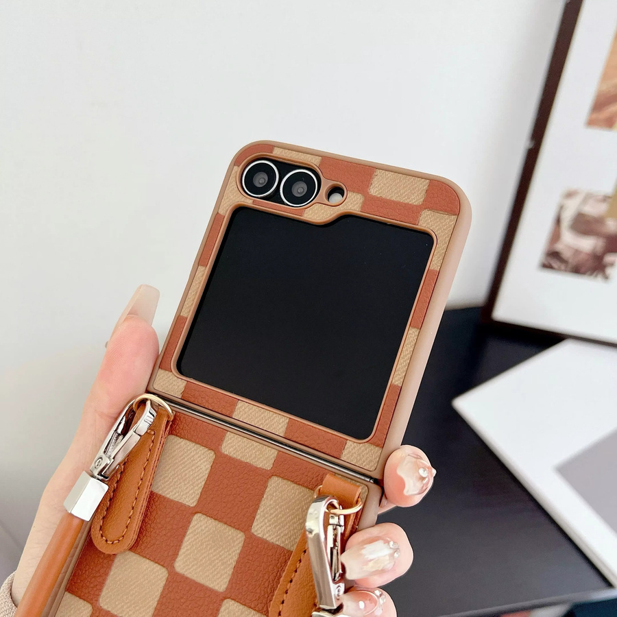 Karierte PU-Leder-Handyhülle mit Handschlaufe für Samsung Galaxy Z Flip 7, 6, 5, 4, 3 5G in Pink oder Braun - Bild 2