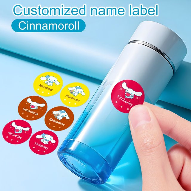 Individuelle Cinnamoroll Namensaufkleber von Joytop in Multicolour zur Sortierung deiner Schulmaterialien - Bild 1