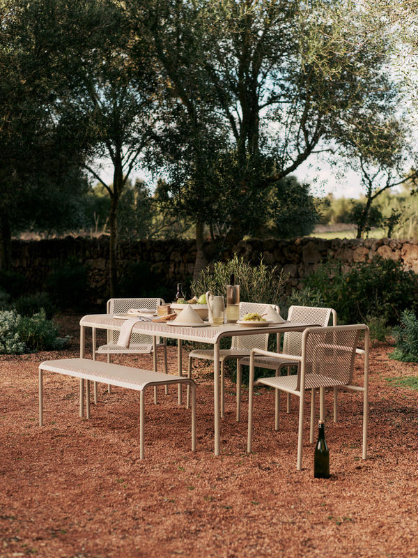 Ferm Living Dapple Outdoor Armlehnstuhl aus verzinktem Stahl in Beige matt - Bild 3
