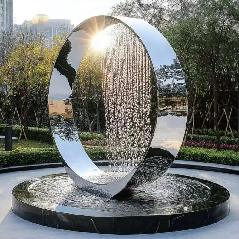 Moderne kreisförmige Wasserskulptur aus Edelstahl in Silber für den Außenbereich mit spiegelpolierter Oberfläche - Bild 2
