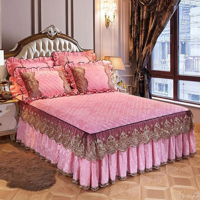 Gesteppter Bettrock aus Plüsch mit europäischer Spitze in Pink, rutschfeste und staubdichte Tagesdecke, B/T: 150 x 200 cm - Bild 1