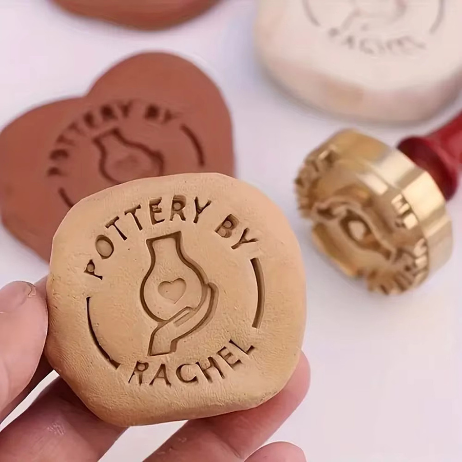 Individueller Tonstempel für Keramikdesign und Seifen in Braun, wählbar in den Größen 25mm, 30mm, 40mm oder 50mm als quadratischer oder runder Logo-Stempel für deine Töpferarbeiten - Bild 3