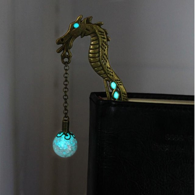 Leuchtendes Drachen Lesezeichen aus Metall mit Perlen in Bronze, leuchtet im Dunkeln mit Blütenblatt-Design - Bild 1