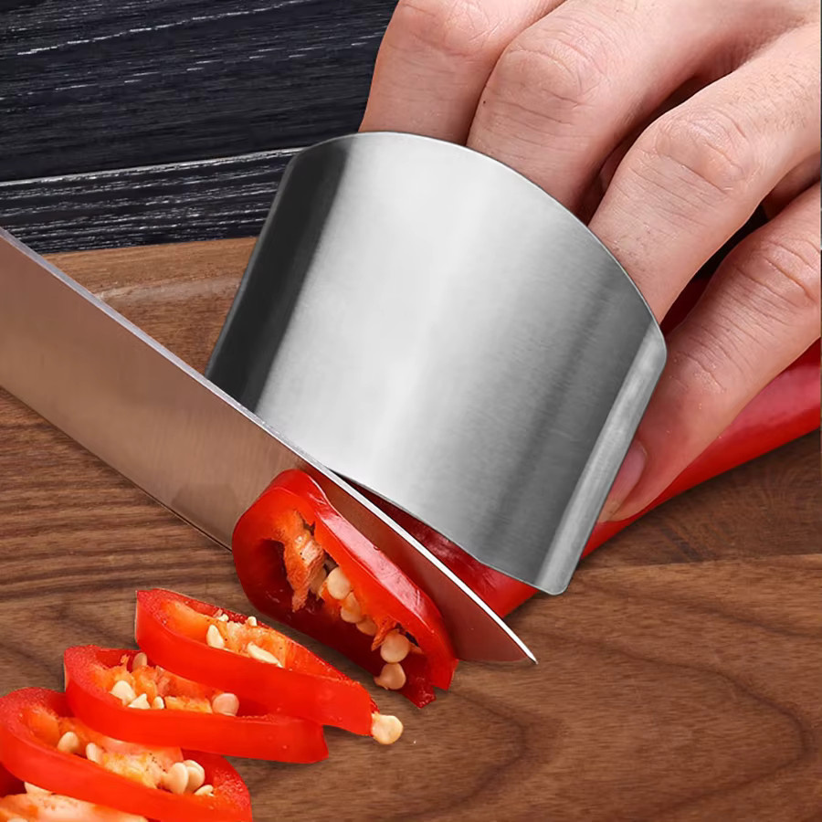 Edelstahl-Fingerschutz in Silber als multifunktionales Küchenwerkzeug zum Schneiden von Fleisch und Gemüse - Bild 2