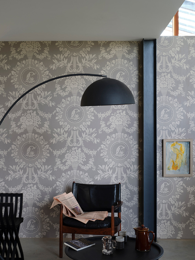Farrow & Ball Tapete Classic Floral mit Tier-Motiven in Grau - Bild 1
