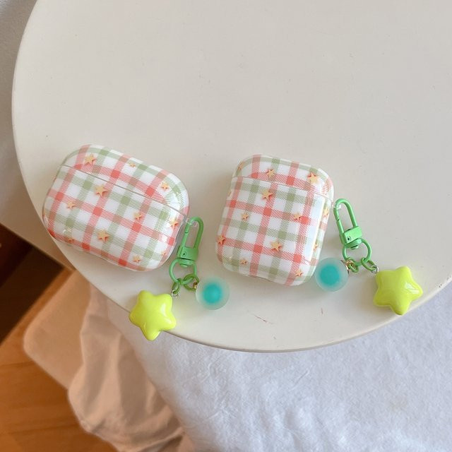 Apple AirPods Schutzhülle mit rot-grünem Gittermuster und Sternen-Design inklusive Anhänger - Bild 1
