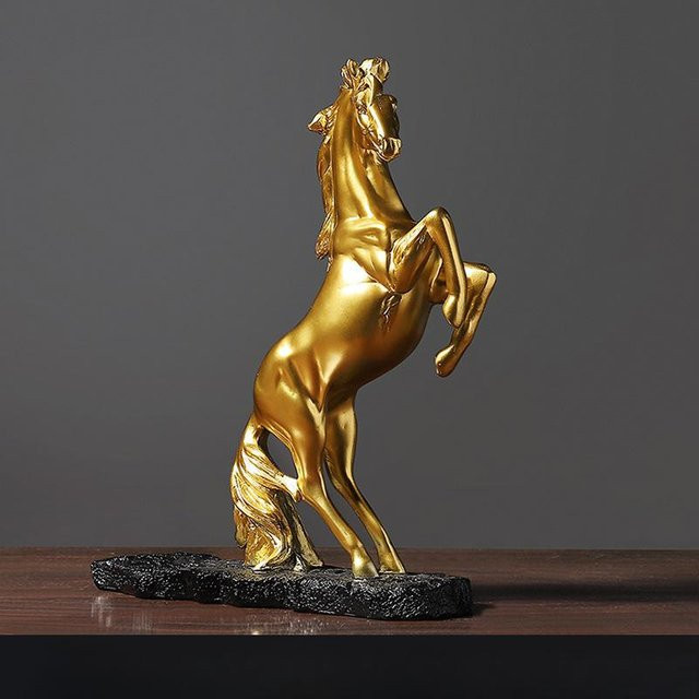 Yiran Furniture Weinregal Goldenes Kriegspferd aus Kunstharz in Gold für die Tischdekoration - Bild 1