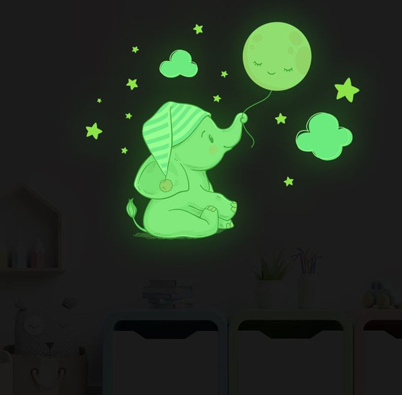Nachtleuchtender Wandaufkleber von BRUP mit niedlichem Elefanten, Ballon und Sternen in Grün für das Kinderzimmer - Bild 1