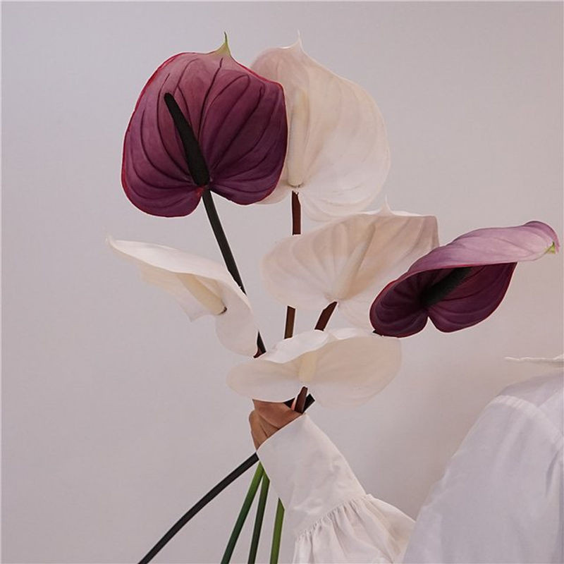 5er Set künstliche Calla Lilien und Anthurien von LINANUO in Lila und Weiß aus Latex-PVC für Hochzeiten und Dekorationszwecke - Bild 1