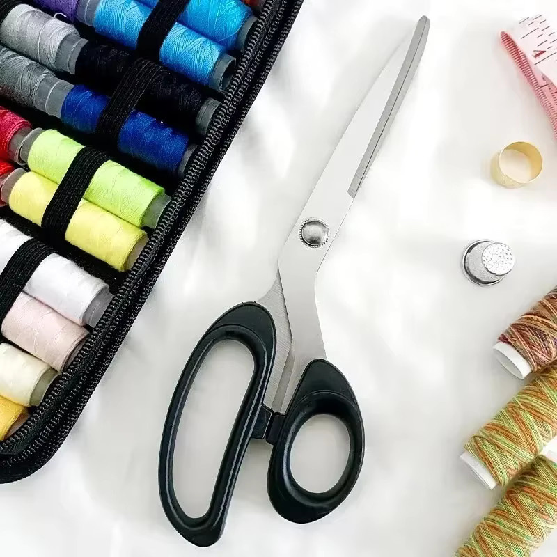 Professionelle Schneiderschere aus Edelstahl in Schwarz mit ergonomischem Griff für DIY-Nähprojekte und Bastelarbeiten - Bild 4