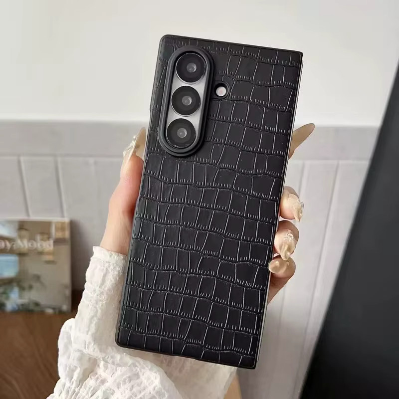 Samsung Handyhülle aus Krokodil-Carbonfaser-Saffiano-Lichi-Leder für Galaxy Z Fold und Z Flip in Schwarz - Bild 2