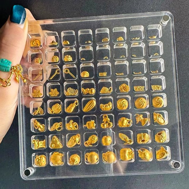 JETTING Aufbewahrungsbox aus Acryl in Gold und Transparent für Goldbohnen-Anhänger und Sammelobjekte - Bild 1