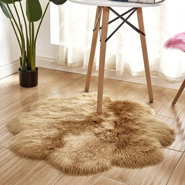 Yiran Furniture Blümchen-Teppich aus flauschigem Polyester in Rot, Weiß und Schwarz, Durchmesser: 45 cm - Bild 1