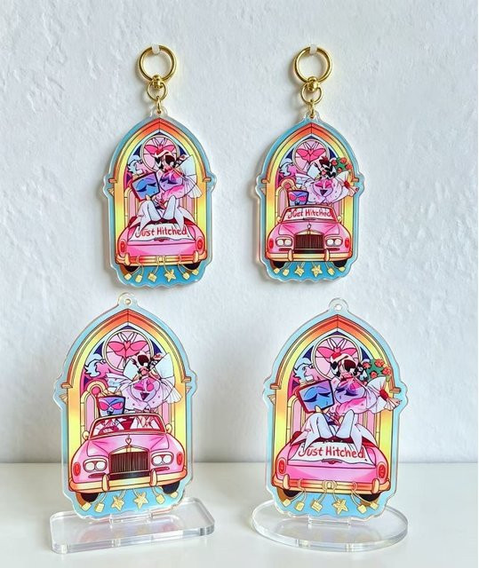 Bandai Hazbin Hotel StaticMoth Exklusiver Just Hitched Acryl-Standee und Charm, Set / Bundle - Bild 1