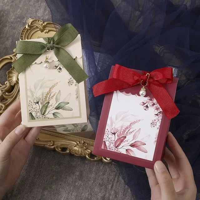 Grüne Pralinenschachtel aus Papier mit Band und Perlen für Hochzeiten, Geburtstage oder Babypartys - Bild 1