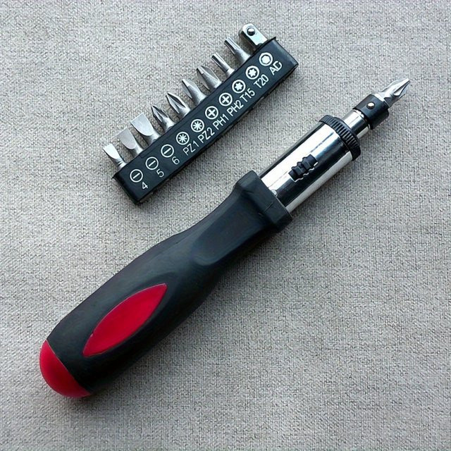 Multifunktionales Präzisionsschraubendreher-Set aus Stahl in Schwarz für die häusliche Wartung - Bild 1