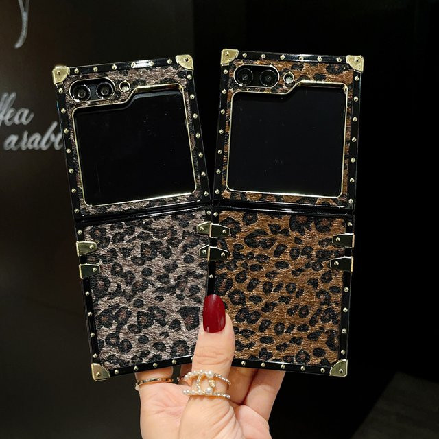 Samsung Galaxy Z Flip Serie Handyhülle mit Leopardenmuster und Plüschstruktur in Braun/Multicolour - Bild 1