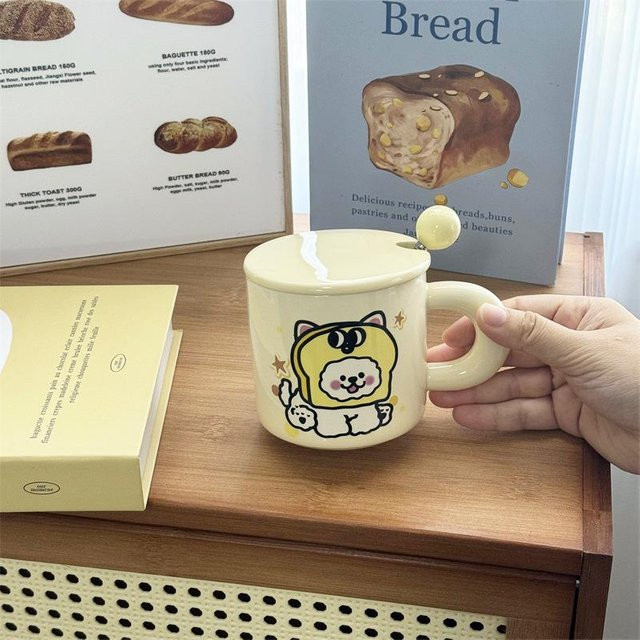 Keramiktasse mit Deckel und Löffel Toast Welpe von Yiran Furniture in Beige, 350 ml - Bild 1