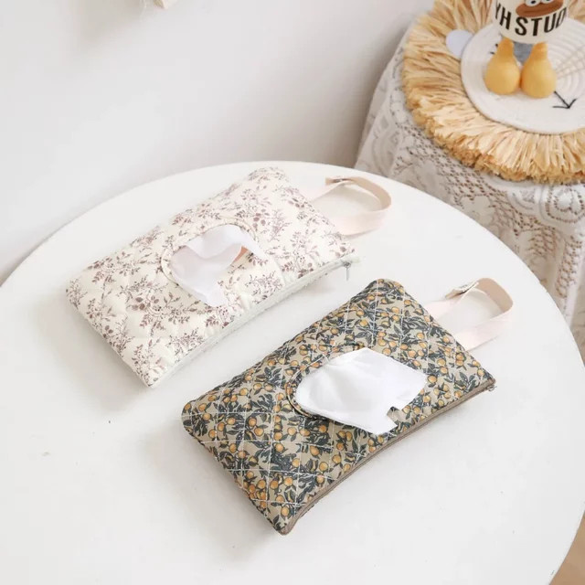 Tragbare Baby Feuchttuchbox mit Floral Print und Flip-Cover zum Aufhängen am Kinderwagen in Beige und Multicolour - Bild 1