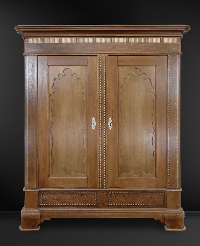 Biedermeier Eicheschrank von Antikhof Brück mit Intarsienbändern in Braun, B/T/H: 174 x 63 x 199 cm - Bild 1