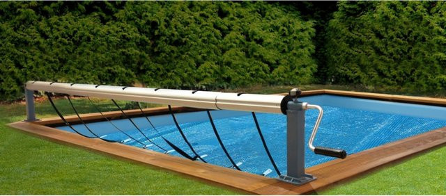 Interline Manueller Planenaufroller für Holzpools und Solarabdeckungen bis max. 5,50 m Breite - Bild 1