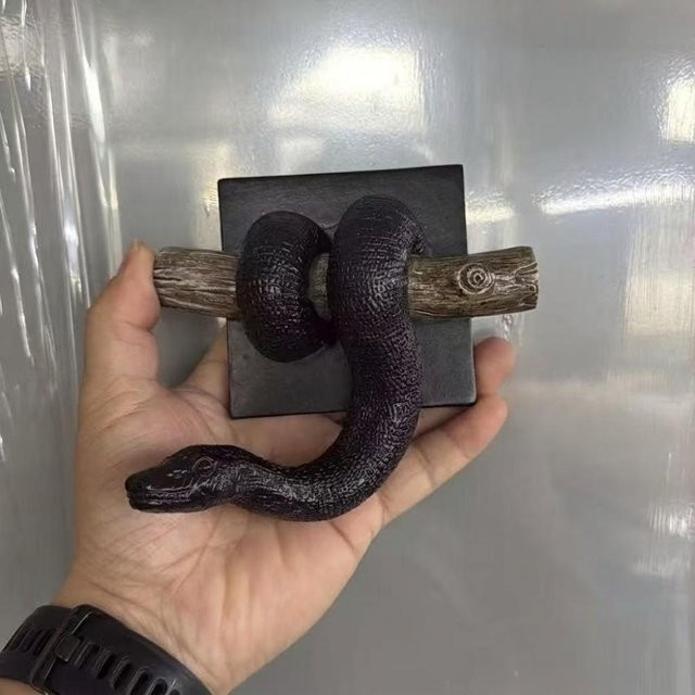 Binchi Wandkunst Goldene Ballpython aus Harz, Realistisches Reptilien-Wandornament in Schwarz - Bild 1