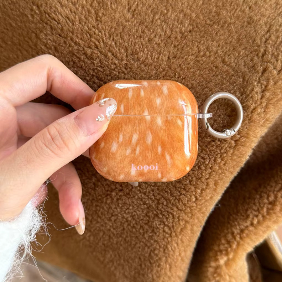 Braune AirPods Hülle mit Hirschhautmuster und Plüschstruktur für Apple AirPods 1, 2, 3, 4 und Pro 2 mit Haken - Bild 3