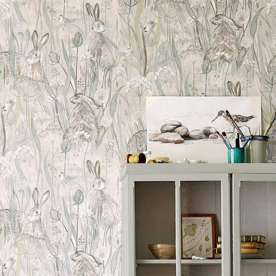 Sanderson Tapete Dune Hares in Mist/Pebble mit Natur- und Tiermotiven, Vlies, Grau - Bild 1