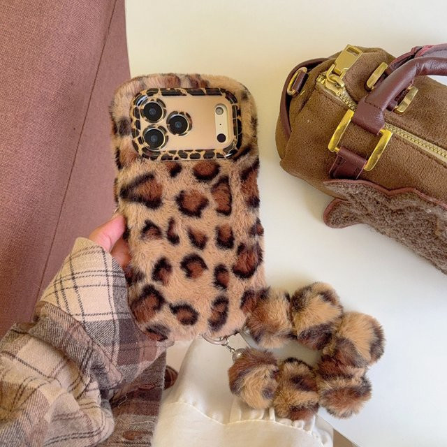 Flauschige iPhone Handyhülle im Leoparden-Design mit weichem Fell und Handgelenk-Kette, kompatibel mit Apple iPhone Air 11 bis 17 Pro Max, braun/multicolour - Bild 1