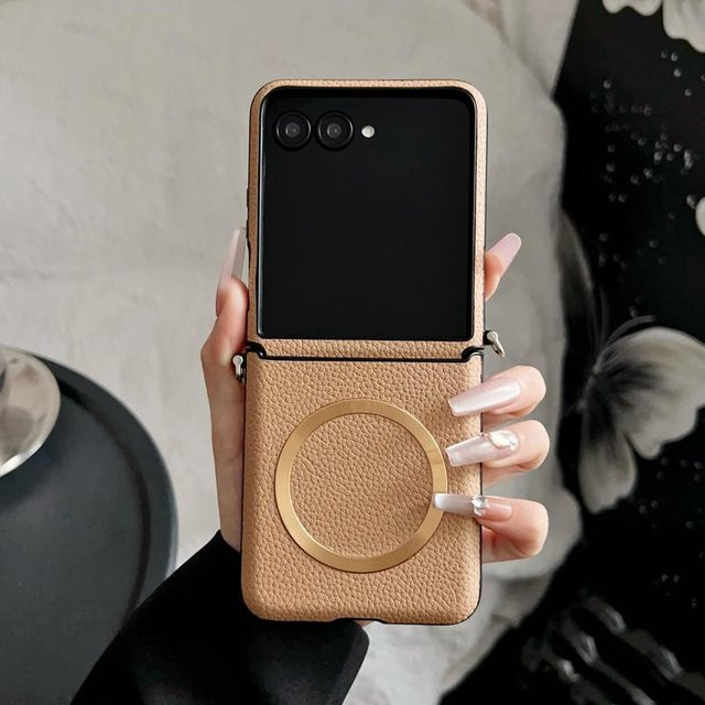ELVEV Magnetische Schutzhülle im Litschi-Muster aus PU-Leder und PC für Motorola Moto Razr 50 Ultra und Motorola Razr 50 mit Metallhaken - Bild 1