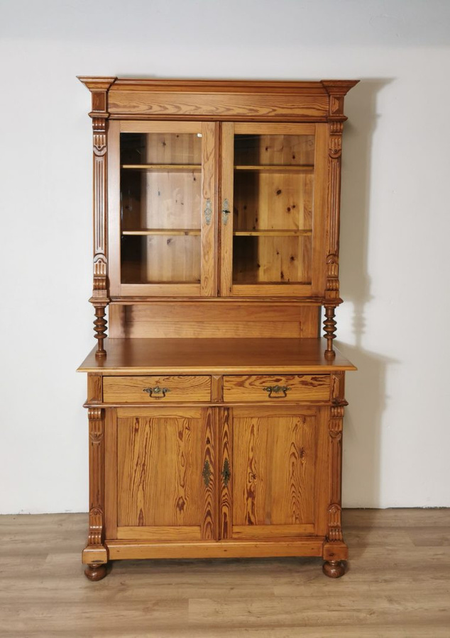 Gründerzeit Küchenschrank Antikhof Brück aus Weichholz in Braun mit Glastüren und Regalfächern H x B x T: 220 x 120 x 64 cm - Bild 1