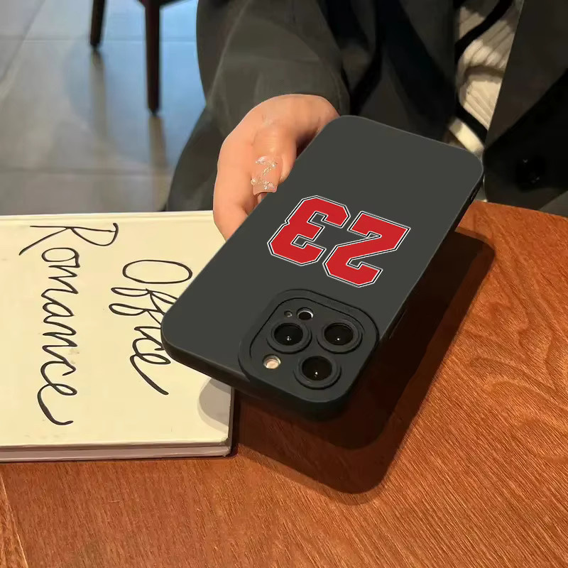 Stoßfeste Handyhülle mit Basketball-Trikot-Design und Zahlenmuster für iPhone 15 14 13 12 11 Pro Max XS X XR 7 8 Plus in Schwarz - Bild 3