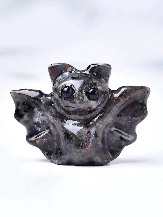 Kristallgeschnitzte Fledermaus als roter Worry Stone aus Glas und Stein für Halloween - Bild 2