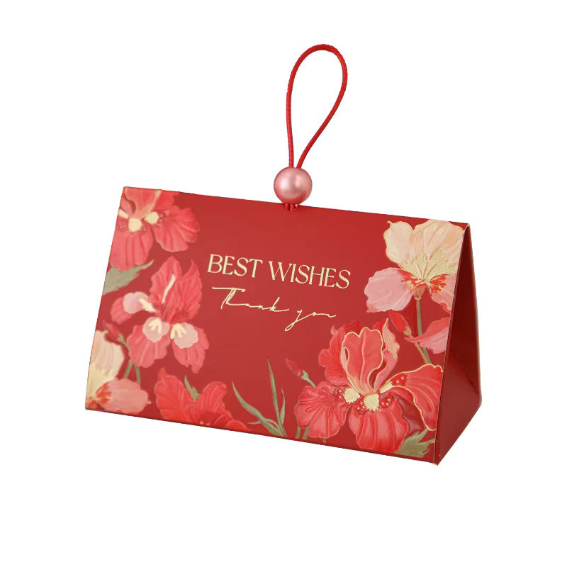 Rote dreieckige Bonbontüten aus Papier mit Perlenhenkel als Geschenkverpackung für Hochzeiten und Gastgeschenke - Bild 2