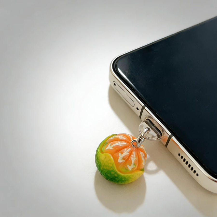 Realistischer Staubschutz für dein Smartphone im orangefarbenen 3D-Frucht-Design für iPhone und USB-C - Bild 2