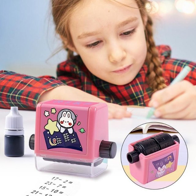 XYZE Mathematischer Rollstempel für Addition, Subtraktion, Multiplikation und Division in Rosa mit Tinten nachfüllbar - Bild 1
