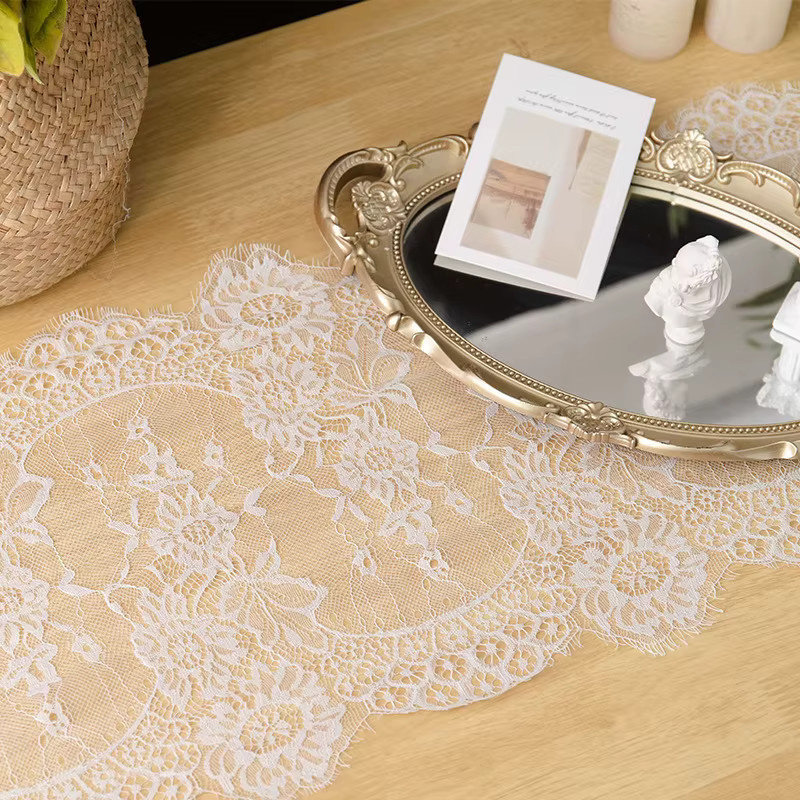 Weiße Tischläufer aus Leinen mit floraler Spitze im Vintage-Boho-Stil für Hochzeiten und Partys, B/H: 300 x 35 cm - Bild 2