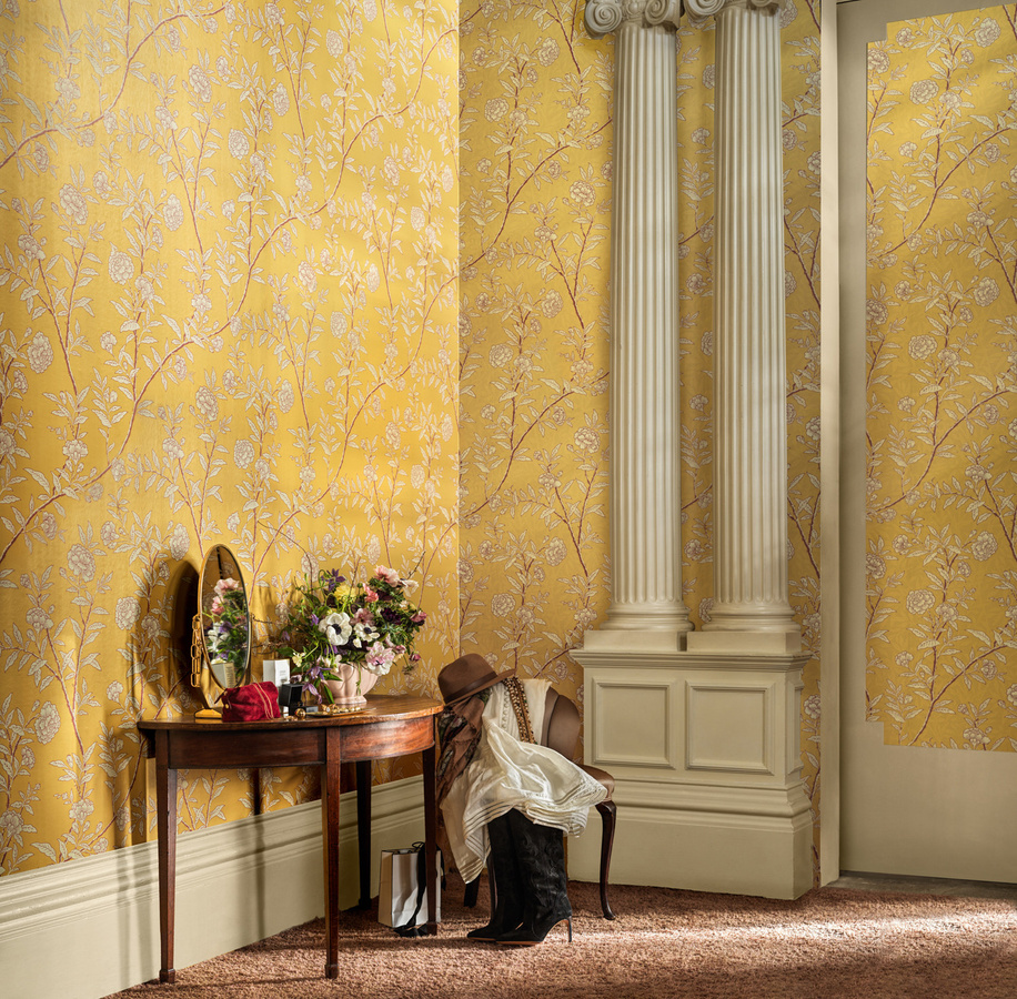 Cole & Son Tapete Roseberry Marigold in Gelb mit floralem Botanical-Design - Bild 1