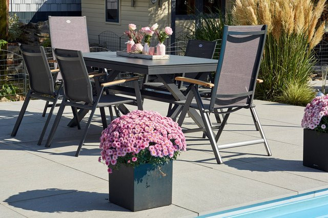Hartman Xanadu Aruba Garten-Essgruppe aus Aluminium und Teak mit Glaskeramik-Tischplatte in Anthrazit und Natur, bestehend aus einem ausziehbaren rechteckigen Tisch sowie 4 Dining Sesseln und 2 Klappstühlen - Bild 1