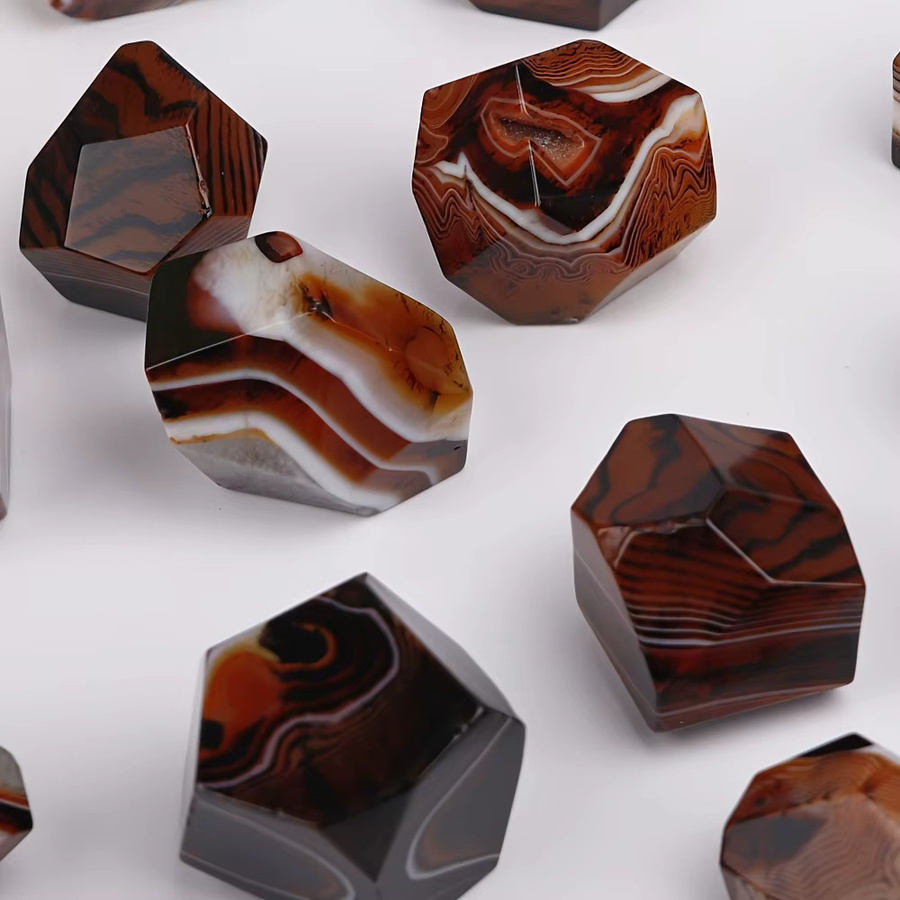 Natürlicher Achatstein von CrystalHola in Schwarz-Rot mit handpolierter Oberfläche und marmorähnlicher Textur - Bild 1